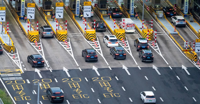 Mautstelle mit Kamerasystem an der Autobahn M50 bei Dublin