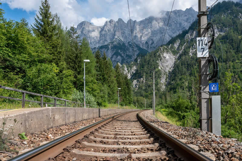 alpine Landschaften entlang der Bahnstrecken in Österreich