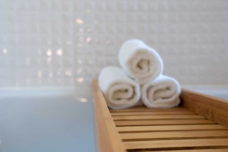 Thermeneinrichtung mit Bett und Handt&uuml;cher