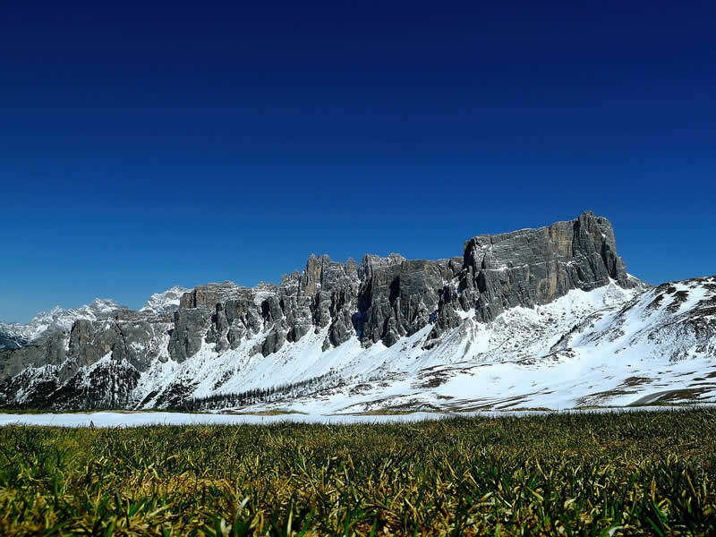 Klare Sicht und tiefblauer Himmel durch geringe Luftfeuchtigkeit
