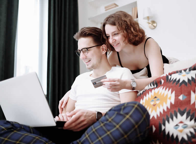 Gratisangebote per Notebook und Kreditkarte nutzen